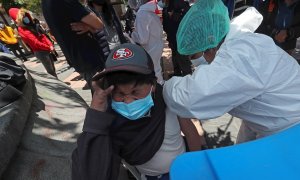 Una persona recibe una vacuna contra la covid19 hoy, en La Paz (Bolivia).