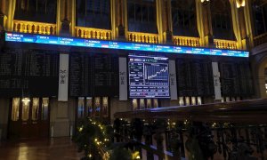 Vista de los paneles informativos en el interior de la Bolsa de Madrid, en la última sesion de 2021. EFE/ Vega Alonso