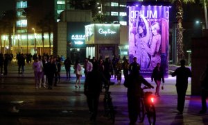 Varias personas celebran la entrada de año nuevo en el paseo de la Barceloneta de Barcelona