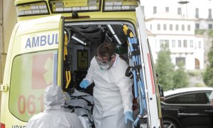 Un jugador del CF Fuenlabrada infectado de Covid-19 llega en ambulancia tras sentirse ‘indispuesto’ al Hospital Quirón trasladado desde el Hotel NH Collection Finisterre, en A Coruña, Galicia (España), a 24 de julio de 2020.