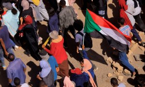 30/12/2021 Los manifestantes marchan durante una manifestación contra el gobierno militar tras el golpe de estado del mes pasado en Jartum