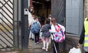 Varios niños y niñas entran al CEIP Manuel Mallo de Nadela, durante el primer día del curso escolar 2021-2022 en Educación Infantil y Primaria, a 9 de septiembre de 2021, en Nadela, Lugo, Galicia