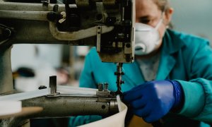 Una trabajadora de la fábrica de Calzados Pitillos en Arnedo (La Rioja) fabrica material sanitario para combatir el coronavirus durante el estado de alarma, a 27 de marzo de 2020.