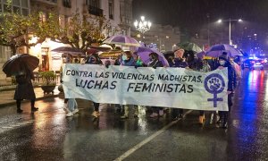 25/11/2021 Un grupo de personas participa en una manifestación contra la violencia machista en Santander