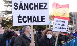 Ganaderos protestan a la llegada del presidente del Gobierno, Pedro Sánchez, por las declaraciones del ministro de Consumo, Alberto Garzón