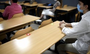 Alumnos mantienen la distancia de seguridad a la hora de sentarse en clase en la Facultad de Humanidades y Ciencia de la Comunicación de la Universidad privada CEU San Pablo