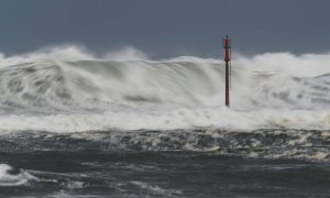 Vista del fuerte oleaje, este domingo, en la localidad cántabra de Suances donde se encuentra activada la alerta por fenómenos costeros adversos.