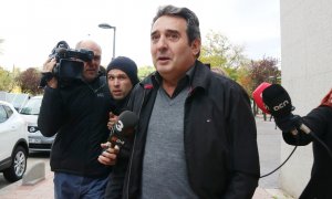 Manuel Bustos, exalcalde de Sabadell, atenent els mitjans de comunicació a la sortida del jutjat en una imatge d'arxiu.