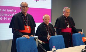 El cardenal presidente de la Conferencia Episcopal Española (CEE), Juan José Omella, junto al arzobispo de Valencia, Antonio Cañizares, y el arzobispo de Tarragona, Joan Planellas.