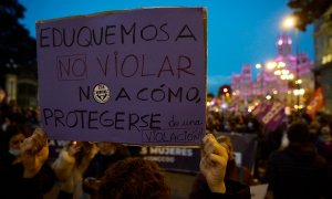 25/11/2021 Una mujer sostiene una pancarta en una manifestación convocada por Movimiento Feminista contra la violencia machista el 25 de noviembre de 2021, en Madrid (España)