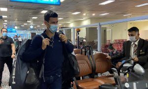 El tenista serbio Novak Djokovic se dirige a la puerta para coger un vuelo a Belgrado en el aeropuerto de Dubái.