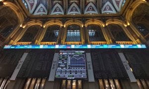 Vista de los paneles informativos en el patio de negociación de la Bolsa de Madrid. EFE/Altea Tejido