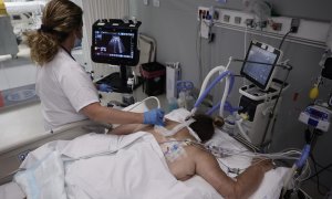 Una enfermera realiza una ecografía a una paciente en la UCI del Hospital Enfermera Isabel Zendal.