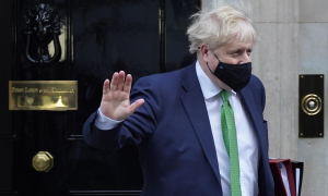 Boris Johnson sale del número 10 de Downing Street este 19 de enero.
