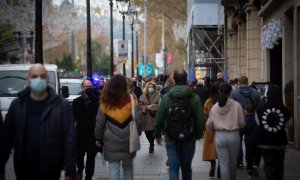 Viandantes caminan por una vía de Barcelona.
