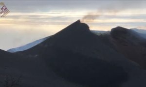 El volcán de La Palma sigue desgasificando un mes después del final de la erupción
