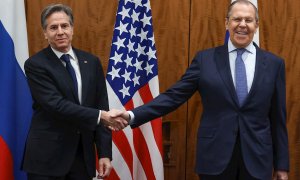 Una foto proporcionada por el servicio de prensa del Ministerio de Relaciones Exteriores de Rusia muestra al Secretario de Estado de los Estados Unidos, Antony Blinken (izq.), y al Ministro de Relaciones Exteriores de Rusia, Sergei Lavrov (der.), posando