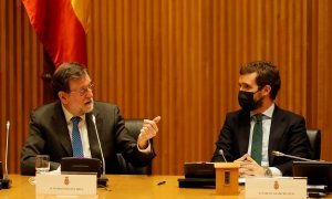 El ex presidente del gobierno Mariano Rajoy (i) y el líder del Partido Popular, Pablo Casado, durante el acto homenaje organizado este jueves por el GPP al que fuera diputado, Carlos Mantilla, en el Congreso de los Diputados en Madrid.