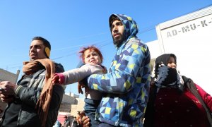 Personas kurdo sirias, que acaba de huir de sus casas debido a los enfrentamientos con los combatientes del grupo Estado Islámico, llegan al puesto de control de las fuerzas democráticas sirias en el distrito de Ghweran en Hasaka.