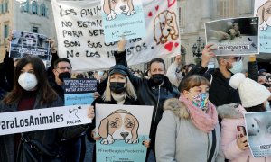 Diferentes entidades animalistas y ecologistas convocaron este mediodía una concentración de protesta en la plaza de Sant Jaume de Barcelona