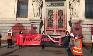 Activistas arrojan pintura a la fachada del Ministerio de Agricultura para exigir el cese de subsidios a la ganadería