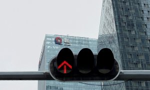 El logo de China Evergrande Group aparece parcialmente retirado de la que era su sede en Shenzhen, provincia de Guangdong, de la que ha tenido que desprenderse por sus elevadas deudas.