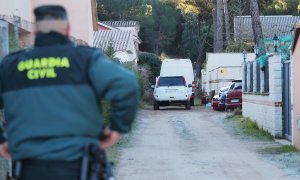 Un agente de la Guardia Civil vigila la llegada del furgón con el investigado por la desaparición de Esther López de la Rosa en Traspinedo (Valladolid), a 25 de enero de 2022.