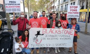 Familias afectadas por el fondo buitre Blackstone protestan en Barcelona.