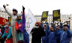Activistas de Amnistía Internacional organizan un un acto de protesta a las puertas del Parlamento francés por la censura en China a pocos días de los JJOO de Invierno de Pekín, este 26 de enero de 2022 en París.