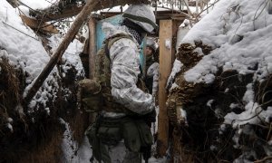 Los militares ucranianos verifican la situación en las posiciones en la línea del frente cerca de la aldea de Avdiivka, no lejos de la ciudad de Donetsk, Ucrania, controlada por militantes prorrusos, el 25 de enero de 2022.