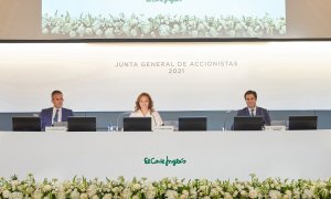 La presidenta de El Corte Inglés, Marta Álvarrez (c), y el consejero delegado, Vícto del Pozo (i), en la junta de accionistas del grupo de grandes almacenes, celebrada en julio de 2021.