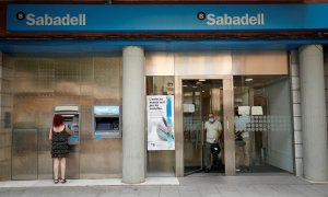 Una oficina de Banco Sabadell en Barcelona. REUTERS/ Albert Gea