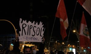 Un manifestante porta una campaña con el juego de palabras "Ripsol" en referencia a la multinacional española a la que acusa de ecocidio.