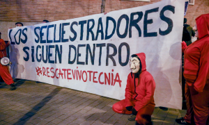 Varias personas sostienen una pancarta durante la concentración contra el CSIC por las víctimas de Vivotecnia, ante las dependencias del CSIC, a 27 de enero de 2022, en Madrid.