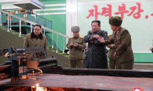Kim Jong Un inspeccionando una fábrica de municiones que produce armas.