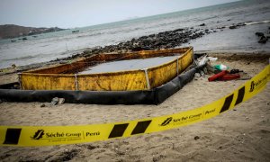 28/01/2022 Fotografía de las labores de limpieza en las playas de Ancón, en Perú