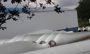 Palas de aerogeneradores en el almacén de As Pontes (A Coruña).