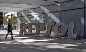 El logo de Repsol, en su sede corporativa en Madrid.