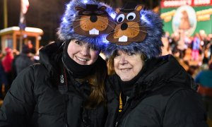 02/02/2022. Dos mujeres celebran las horas previas al Día de la marmota, en Estados Unidos a 2 de febrero de 2022.