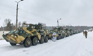 vehículos militares de las Fuerzas Armadas de Ucrania se prepara para participar en un simulacro cerca de la aldea de Klugino-Bashkirivka, no lejos de la ciudad de Kharkiv, en el este de Ucrania, el 31 de enero de 2022 en medio de una escalada en la front