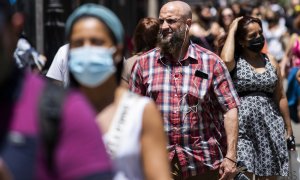 Un hombre pasea sin mascarilla por el centro de Madrid, durante el primer día en el que no es obligado el uso de la mascarilla en exteriores desde el inicio de la pandemia, a 26 de junio de 2021, en Madrid.