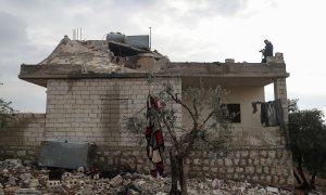 Una vista general de la casa dañada donde Abu Ibrahim al-Hashimi al-Qurashi, líder del Estado Islámico, fue asesinado durante una incursión nocturna de las fuerzas especiales estadounidenses en Siria