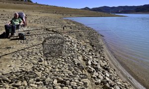 Una persona pesca en el Embalse de la Viñuela en la provincia de Málaga que oficialmente se encuentra en situación de sequía grave al haber superado el umbral de 41,5 hectómetros cúbicos.