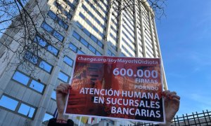 Imagen del cartel que lucía la caja de Carlos San Juan con las más de 600.000 firmas por una banca no excluyente.