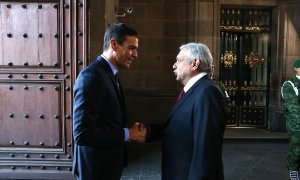 El presidente del Gobierno, Pedro Sánchez, y el presidente de México, Andrés Manuel López Obrador, se saludan en la Puerta de Honor del Palacio Nacional.