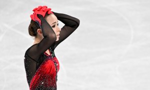 10/2/22-Kamila Valieva, del Comité Olímpico Ruso, reacciona durante la competencia de patinaje artístico del equipo femenino en el estadio de la capital durante los Juegos Olímpicos de Invierno de Beijing 2022 (07/02/2022).