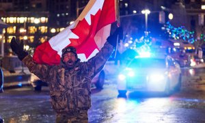 Un manifestante ondea una bandera de Canadá en frente del Parlamento. En Ottawa (09/02/22).
