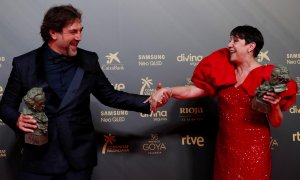 Los actores Javier Bardem y Blanca Portillo posan con los Goya a mejores actores protagonistas durante la gala de la 36 edición de los Premios Goya que tiene lugar este sábado en el Palau de les Arts de Valencia. EFE/Biel Aliño.