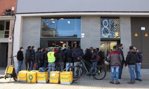 15/02/2022 - Concentració de riders davant la seu de Glovo, al Poblenou de Barcelona.