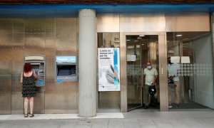 Una mujer en un cajero automático en Barcelona.